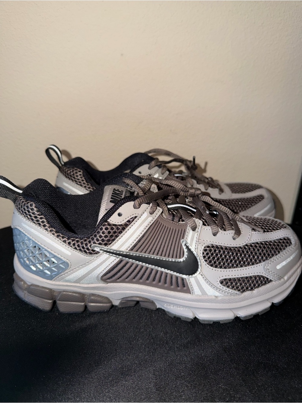 NIKE Vomero 5 Sneakers